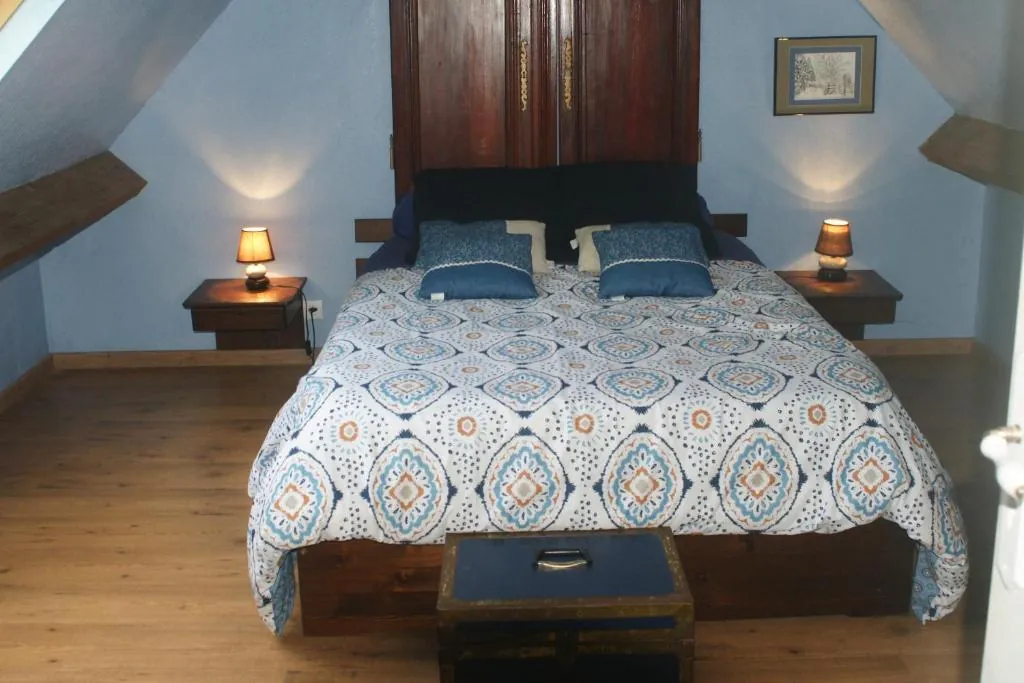 La chambre de l'étage, lit 140 sous les poutres