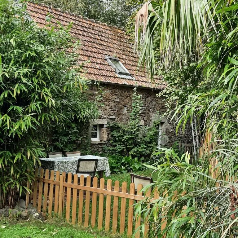Le jardin privatif et sa table, derrière la barrière en bois