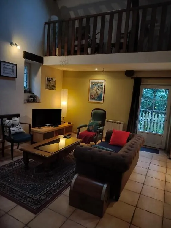 Le salon sous la mezzanine, avec la porte-fenêtre sur le jardin